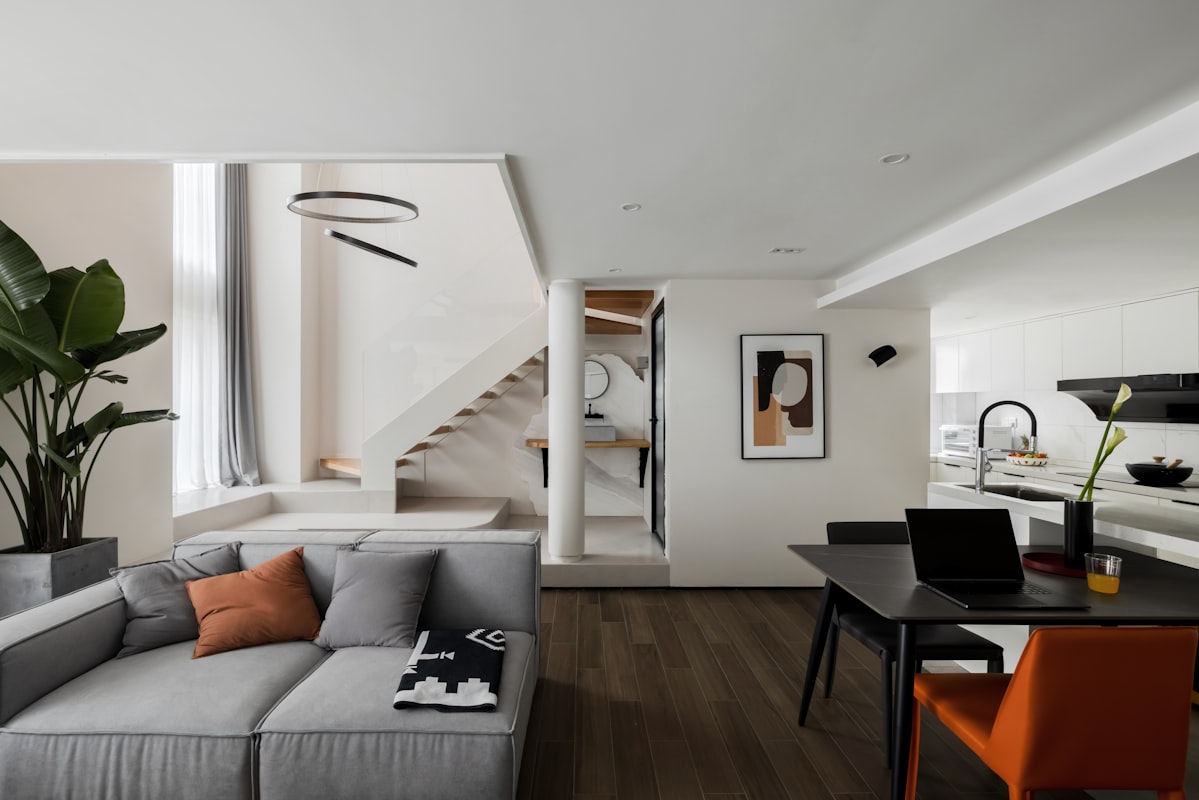 Kamar tidur dengan palet warna netral